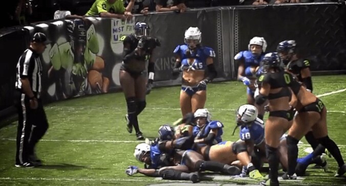 美女が下着で大乱闘！ランジェリーフットボールの危険すぎるラフプレー 1枚目