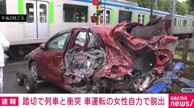 大破した乗用車