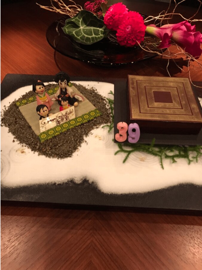 海老蔵、誕生日ケーキに感動　家族モチーフのマジパンに成田屋の家紋 2枚目