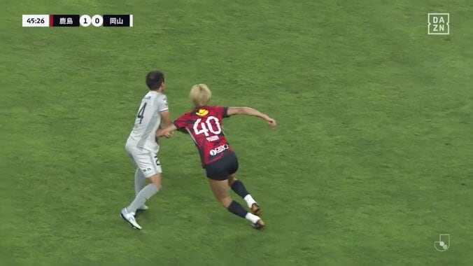 「ぶん投げたぞ」鈴木優磨、競り合いで首元掴み投げ飛ばしも“カードなし”でファンから異論噴出「さすがに無茶苦茶よ」 5枚目