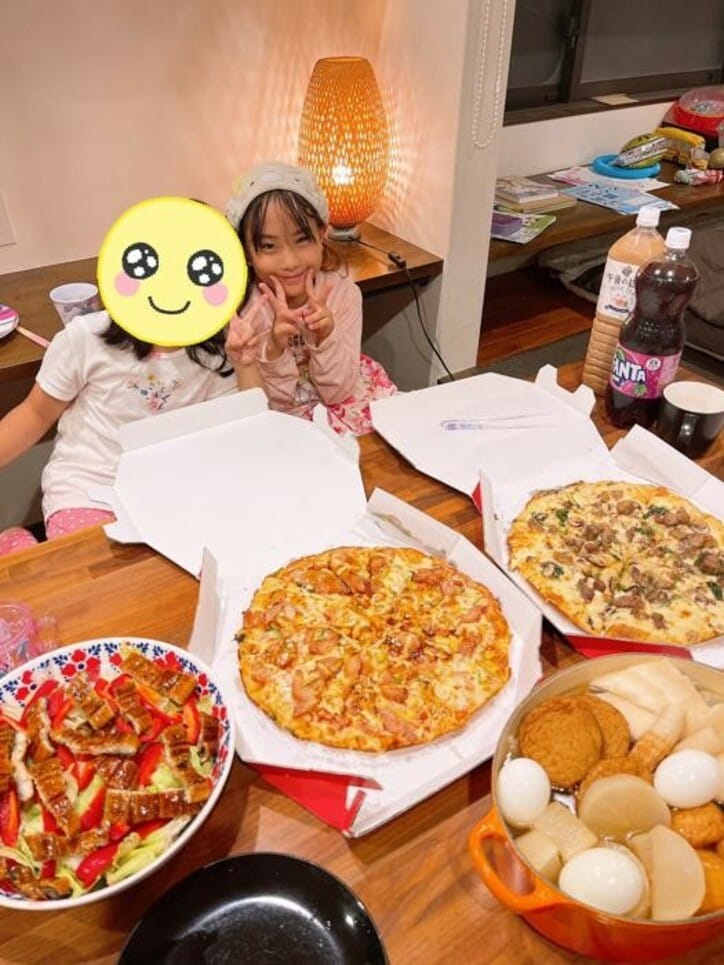 みきママ、娘の友人のリクエストに応えた食卓を公開「鰻サラダと冷やしおでんとピザ」