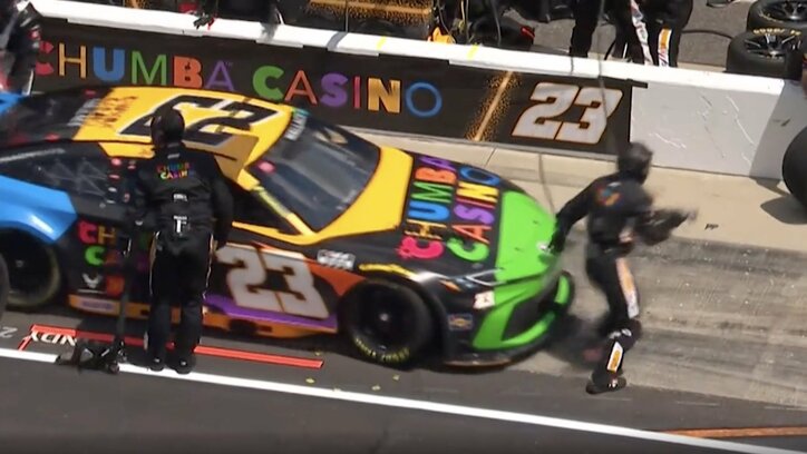 【写真・画像】ナスカーで危機一髪…ピットから“急発進”→あわやチームスタッフを轢きかける「あぶねえ」「ギリギリ！」ファン＆放送席も驚き　1枚目