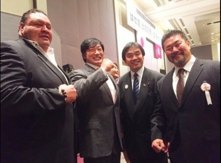 佐々木健介、アントニオ猪木・小橋・馳らと“屈強すぎる記念撮影”