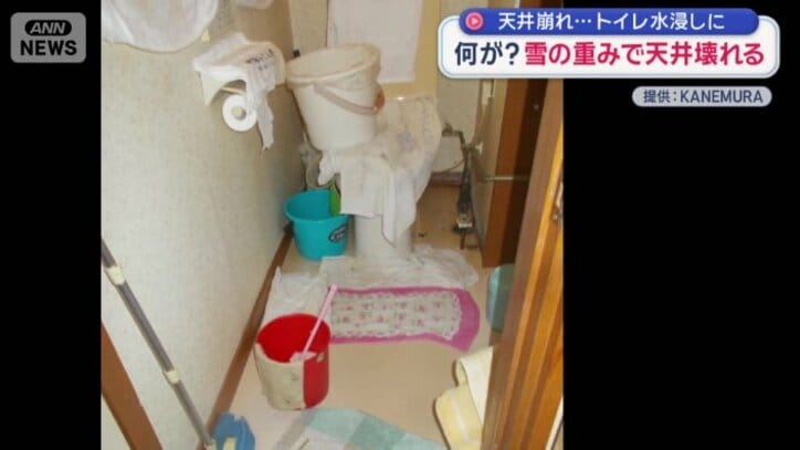 天井が壊れ、水浸しとなったトイレ