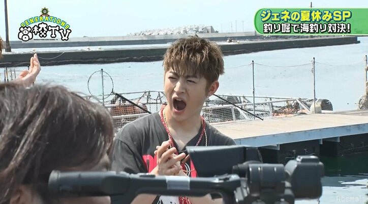 白濱亜嵐、魚とうっとりキス…かと思いきや予想外の行動に！？メンバーもドン引き