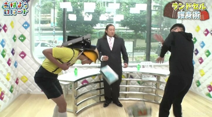 どんなピンチも切り抜けられる！？　ロバート・山本、渾身の“ランドセル護身術”
