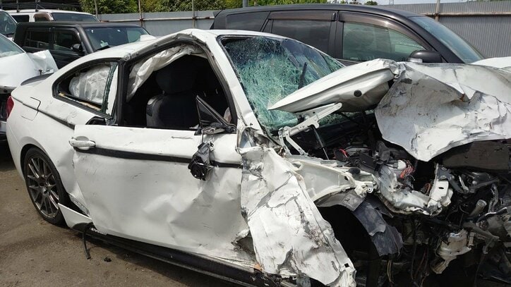 時速194キロで激突し大破した加害者の車（遺族提供）