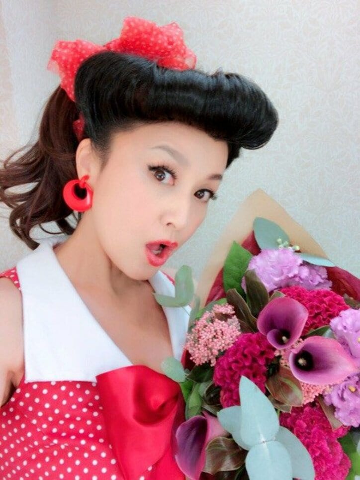 藤原紀香 キッチュな背景で テンションがあがり 50年代風メイクとファッションを披露 話題 Abema Times