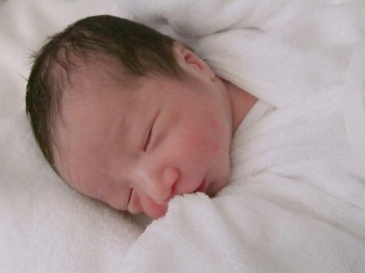 辻希美、“そっくり”な次男と三男の生後間もない写真を公開