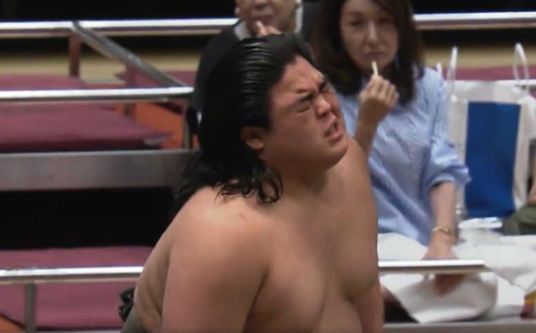 「大丈夫ですか」土俵際、力士の"異変"を察知した救命士が"スッと"寄り添う迅速対応「救護お兄さんやさしい」「イケメン」ファン感嘆