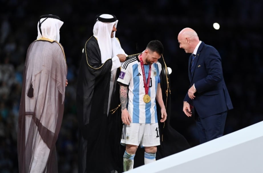 W杯優勝のメッシが着ていた黒いマントは何？　大会幹部が説明