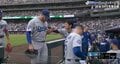 どうした？ ドジャース選手たちが勝手にベンチへ帰る… 予想外のハプニング「ヤバすぎる」 ビデオ判定中に“まさかのリアクション”