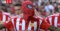 スタジアムが騒然！ ゴールを決めたらスパイダーマンが乱入！？ ズボンの中からマスクを取り出して顔面装着… もちろんイエローカード