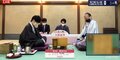 戦型は相掛かりに 斎藤慎太郎八段が昼食前に長考 持ち時間では渡辺明名人が2時間リードに／将棋・名人戦