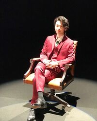 「王子様みたい」「あぁ～カッコいい」中村倫也、椅子に腰掛けたイケメンショットにファン歓喜