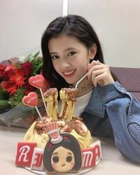 NiziU・リマ「オリジナル動画をプレゼント」17歳の誕生日を振り返り、メンバーとの仲良しショット公開