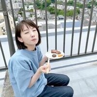波瑠の“屋上モグモグ動画”に「バリ可愛いか～」の声 『ナイトドクター』撮影中“癒しのひととき”