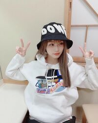 “めるる”生見愛瑠、ストリートコーデでピース！「何でこんなに可愛いの？」と反響