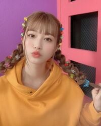 「キャンディみたい！」「ヘアピンの神だ」生見愛瑠のカラフル＆ハデハデなヘアーにファン絶賛