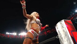 ラテン系美女レスラー、金属で覆われた斬新ボディ＆マスク姿 指に手裏剣も装着