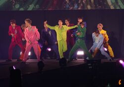 「ビジュ爆発！」10人組ダンス＆ボーカルグループBUDDiiS、カラフルな衣装で登場！TGCで笑顔届けるパワフルなステージにファン歓喜「最高すぎる」