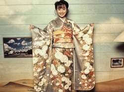  渡辺美奈代、成人式当時の写真を公開「社長さんからプレゼントして頂いた振袖」 