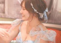 “指名できない幻の人気キャバ嬢”、28歳の誕生日パーティーがスゴすぎる！豪華なドレスで特大ケーキに笑顔