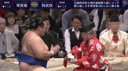 元大関・琴奨菊、得意のがぶり寄りで勝ち越し決定　旭道山も「えーっ！っていうぐらい若い」相撲ぶり