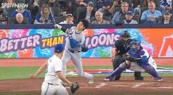 球場騒然！ 大谷翔平に一体、何が起きたのか…！？ ヘルメットが吹き飛んだ“豪快フルスイング”がヤバすぎると話題に「当たったらヤバい」「怖すぎるだろ」 
