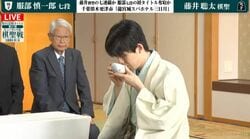 藤井聡太棋聖の“初手お茶”に対抗？タイトル戦初登場！服部慎一郎七段の“2手目”が話題「対抗系やな」