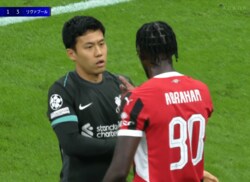 「怖いな…」遠藤航にミランFWが激昂！ ど突かれる→ガン詰めされた瞬間「ブチギレ」「喧嘩は買わないねぇ」「過激だな」