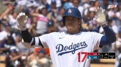 大谷翔平、“大先輩”菊池雄星との対戦でも変わらない「したたかさ」…スキを逃さない進塁→“真顔デコルテ”披露の瞬間