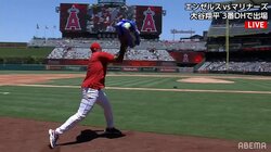 大谷翔平の同僚クローザーまで激怒の大暴れ 両軍8人退場の乱闘でベンチ、グラウンドに食べ物をぶちまける