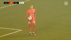 開始6分で国防！小久保玲央ブライアン、予想外オーバーヘッドを正面キャッチ “ヤバい…”マーク外した味方DFも安堵