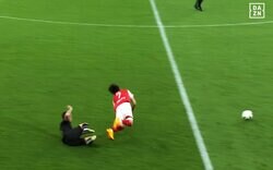 「この野郎！」伊東純也が珍しく激昂！ 危険な悪質アフタータックルで吹っ飛ぶ→ファンも激怒した瞬間「ノーカードはねえよ」「ふざけんな」