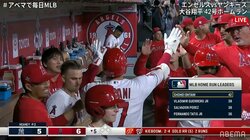 大谷翔平、特大42号もチームメイトは“優しめハイタッチ”右手首の痛みに気遣いの祝福