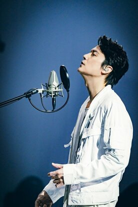 【画像】全ての言葉を“手渡すよう”に歌い上げる福山雅治