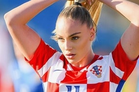 「爆裂ボディだ！」世界一美しいサッカー女子がクロアチア代表敗退に“感謝の悩殺コス”を公開！「マジで選手なの？」【Ｗ杯】