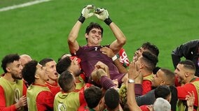 モロッコの史上初ベスト8を呼び込んだ守護神ボノの連続PKストップ　「ボノ！ボノ！ボノ！」観客、チームメイト、ファンみんな絶叫