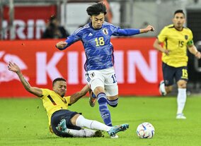 海外メディアも熱視線の「スピード対決」!  日本代表FW三笘薫vsエクアドルDFの「タッチライン際での攻防」