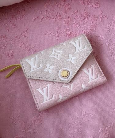 上原さくら、夫から貰ったルイ・ヴィトンの財布を公開「好きな色が全部