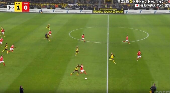 「どんだけ止めるん？」佐野海舟のタックルで“異変”「強いな」「ドン引きやん」“ブンデスの怪物”を封殺…衝撃の加速力でカウンター阻止 3枚目