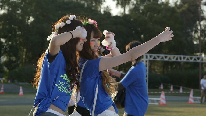 テンション高すぎる「パリピ」女子が踊り、走り、泡まみれ 2枚目