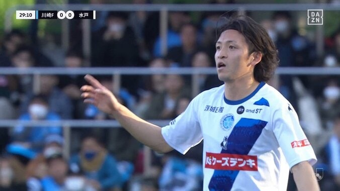 どっちのボール？タッチライン際の競り合いで“微妙”ジャッジ→副審に猛抗議でイエローカード「さすがにかわいそう」 3枚目