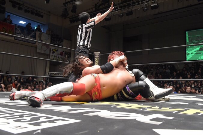 顔面蹴り、踏みつけ連打…“鬼”モードに覚醒！HARASHIMA、丸藤正道とのタッグ王座死守 3枚目