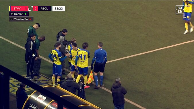 交代でピッチに入る小森