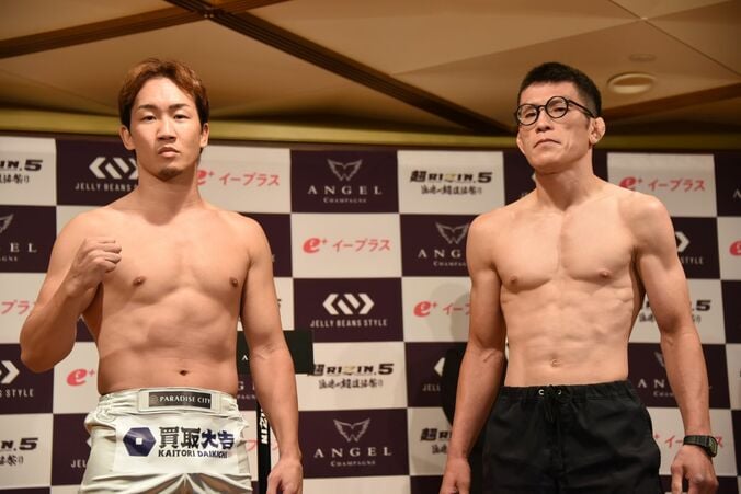 「未来の身体がなんか…」「青木の方が仕上がってる」公開計量でファンざわめき 「積み上げてきたものが」淡々と青木真也 腕組みの朝倉未来は「凄い試合を見せます」 2枚目