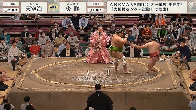 ３度の“待った”に行司「おこ」 勘違いで拍手の館内も困惑 勝った力士が審判員に注意を受ける場面も 2枚目