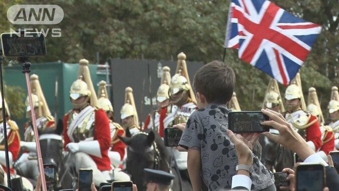 「ウィンザー城に向かう女王の棺。国民が女王との最後の別れを偲んだ」