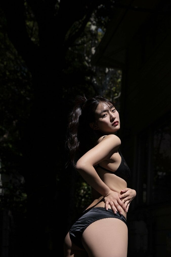 豊田ルナの“大人の色気”にフォーカス、洗練された美プロポーションも披露 デジタル写真集『Moonlight Shadow』がリリース 2枚目